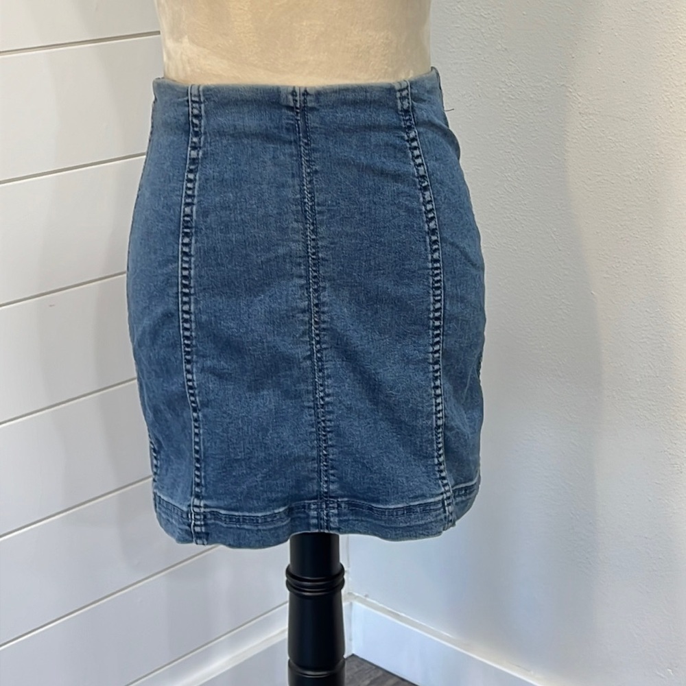 FREE PEOPLE DENIM MINI SKIRT SZ 4 COTTON RAYON POLY SPANDEX BOHO RETRO